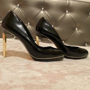 Ted Baker London black peep toe pump